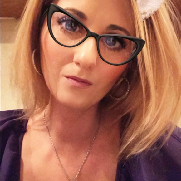 Meet your Posher, Stephanie - Picture 3 of 4